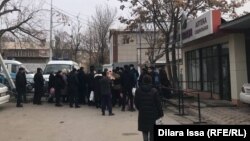 Шымкенттегі уақытша қабылдау орнына жиналған ұсталғандардың туыстары. 10 қаңтар 2022 жыл.