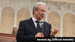 «Откуда взялась эта практика — вламываться ночью?» — заявил лидер партии «Бутун Кыргызстан» Адахан Мадумаров