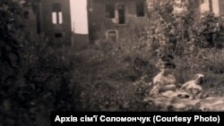 Дівчинка бавиться на фоні порожніх єврейських будинків у Турці, 1945 рік. Надано Христиною Соломончук, оцифровано ГО «Після тиші»
