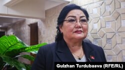 Konserwator-deputat Nadira Narmatowa 23 ýaşa ýetmedik gyzlaryň daşary ýurda işlemäge gitmegini gadagan edýän teklibi öňe sürýär.