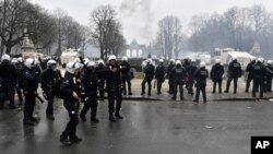 Բելգիա - Ոստիկանությունը ջրցանների օգնությամբ ցրում է հակահամաճարակային սահմանափակումների դեմ ցույցը Բրյուսելում, 23-ը հունվարի, 2022թ․