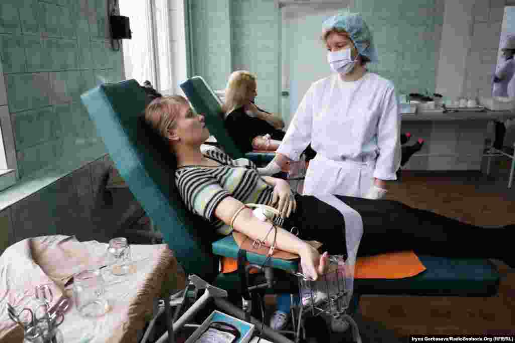 Добровольці здають кров постраждалим&nbsp;