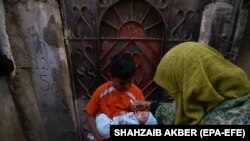 Балдардын шал оорусуна каршы эмдөө, Пакистан. Архив сүрөт.
