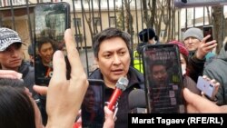 

Журналист-расследователь, основатель YouTube-канала Temirov LIVE Болот Темиров у здания Свердловского районного суда города Бишкека, 23 января 2022 г.