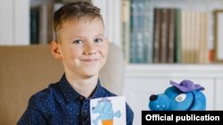 Савва Зарубин с эскизом и игрушкой