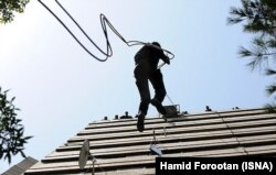 عملیان پلیس برای جمع‌آوری و تخریب دیش‌های ماهواره‌ای در شهرک اکباتان در مرداد ۱۳۹۰