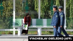 Talyp gyz we polisiýa işgärleri (Illýustrasiýa suraty)