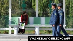 Polisiýa işgärleri ýaşaýjylara başgalara eşitdirip gülmegi, “köne geýimlerde” seýilgählere gelmegi gadagan edýärler. (Illýustrasiýa suraty)