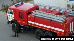 Türkmenistanyň Ýangyn howpsuzlygy gullugynyň işgäri we ulagy. Arhiw suraty