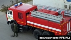 Täze ýylyň öňüsyrasynda häkimiýetler ýangyn howpsuzlygyna gözegçiligini soňky iki ýyl bäri has güýçlendirdiler, ilata ot ýakmak, pirotehnikany ulanmak gadagan edildi.