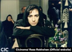 مژده شمسایی در نمایی از فیلم مسافران