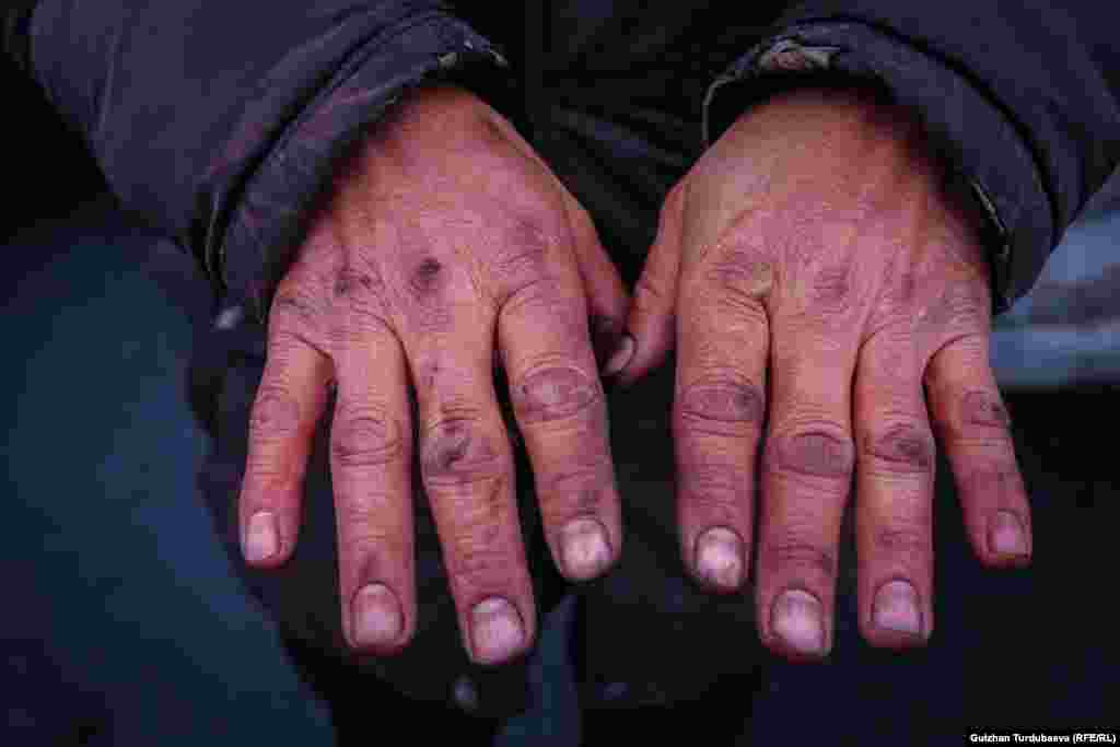 Өзүн Бакыт деп тааныштырган соодагер бул базарда 13 жылдан бери көмүр сатып иштейт. (Сүрөттө аны колу).&nbsp; &quot;Жайы-кышы көмүр сатып иштеп, 13 жылдан бери үй-бүлөмдү багып келем. Көмүрдүн сезону августа башталат. Бул учурда адамдар кышка камына баштайт. Азыр кыш болгону менен соода жай. Эл эчак эле тонналап көмүр алып койгон. Азыр көбүнчө колу жука адамдар мүшөктөп көмүр алат&quot;, - деди соодагер.