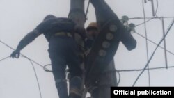 Баткендеги электр чубалгыларын оңдоп жаткан жумушчулар. 28-январь, 2022-жыл.