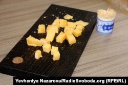 Співзасновники крамниці кажуть, що працюють виключно в білу і закликають до цього й інших крафтовиків