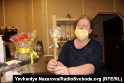 Ірина Колебанова робить крафтові солодощі. Допомогає їй у цьому чоловік-ветеран