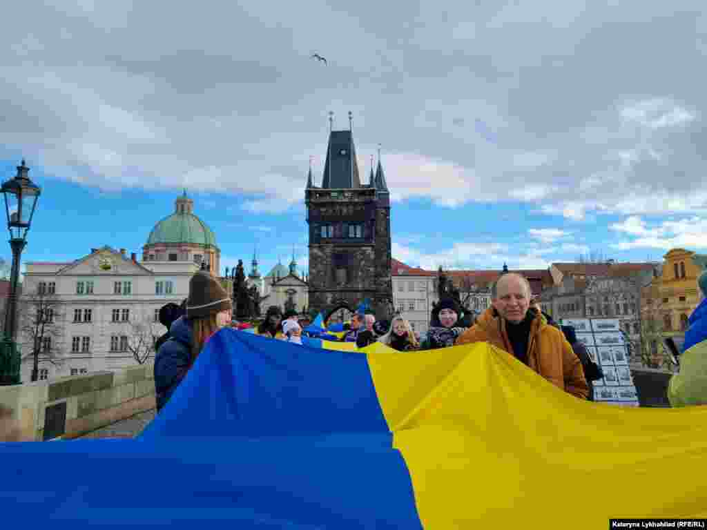 Загалом до створення &laquo;живого ланцюга&raquo; долучилося кілька сотень людей