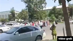 В Андижане женщины, не попав на прием к главе области, вышли на проезжую часть, 31 июля 2021 года.