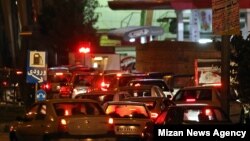 صف شلوغ پمپ بنزین‌ها در شب اعلام گرانی بهای بنزین در ایران