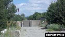 Встреча продлилась четыре часа, большую часть этого времени участники вновь посвятили обсуждению ситуации в селе Зардианткари, откуда после установления поста грузинской полиции ушли все жители осетинской национальности