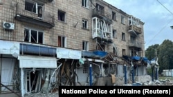 Вид на житловий будинок, пошкоджений під час удару російського безпілотника у місті Конотоп, Сумська область, Україна, 12 вересня 2024 року