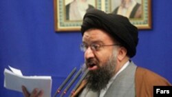 احمد خاتمی، روحانی محافظه کار در اين سخنرانی گفت: «همسايه ما، پاکستان، آرام آرام حسن همجواری را از دست داده است.»