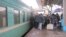 Люди на перроне железнодорожного вокзала в Алматы.