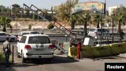 Сирия -- БУУнун унаасы байкоочулар миссиясынын мүчөлөрүн Дамасктан алып чыгып кетүүдө. 23-август, 2012.