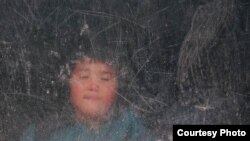 Ўзбекистондаги камбағал оилалар ночорлик туфайли ўз боласини мактабга юбора олмай қолганлар. Бунинг ўрнига болалар ë уйда қаровсиз ўсмоқдалар¸ ëхуд нон топиш мажбуриятида кўчага чиқмоқдалар.