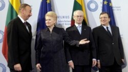 Vilnüs Sammiti (soldan) Azərbaycan prezidenti İlham Əliyev, Litva prezidenti Dalia Grybauskaite, Avropa Şurasının prezidenti Herman van Rompuy, Avropa Komissiyasının prezidenti Jose Manuel Barroso
