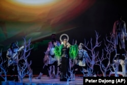 «А в нашого Шума зеленая шуба, Дівки гуляли, шубу порвали»