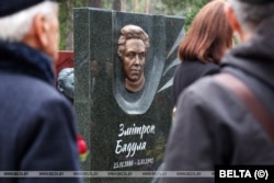 Помнік Зьмітраку Бядулю адкрылі на Ўсходніх могілках у Менску