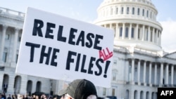 گروهی از معترضان روز ۲۱ آبان در مقابل کنگرهٔ آمریکا خواستار انتشار اسناد جفری اپستین شده بودند