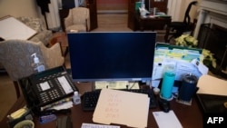 Президент Д.Трамптын тарапташтарынын бири спикер Н.Пелосинин иш үстөлүнө "Биз артка чегинбейбиз" деп жазып кеткен. Капитолий, Вашингтон. 2021-жылдын 6-январы. 