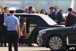 Serbiýanyň prezidenti Aleksandr Wuçiç (ulaga seredýär) 3-nji sentýabrda II Jahan urşunyň tamamlanmagynyň 80 ýyllygy mynasybetli geçirilýän harby parada gatnaşmak üçin Pekinde bolýar.