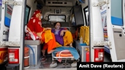 Индиянын Ахмадабад шаарында ооруканага кезек күткөн бейтаптар, 20-апрель 2021-жыл. 