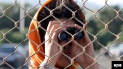 کتاب به بیان زندگی دختران وزنان در جامعه سنتی ایران می پردازد