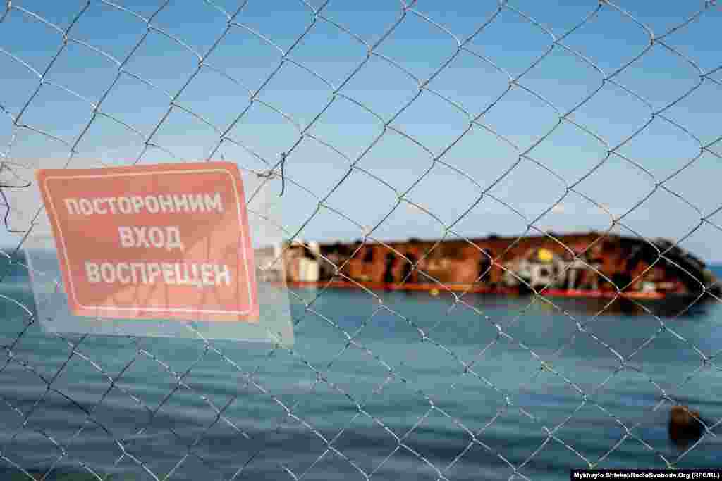 Після витоку частини нафтопродуктів близько тижня тому частину пляжу закрили для відвідування