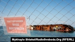 Затонуле судно біля пляжу в Одесі готують до підйому – фоторепортаж