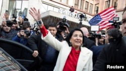 Пятый президент Саломе Зурабишвили покидает президентский дворец Орбелиани в Тбилиси, 29 декабря, 2024.