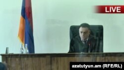 Судья суда общей юрисдикции Давид Григорян ведет заседание по делу Роберта Кочаряна (архив) 