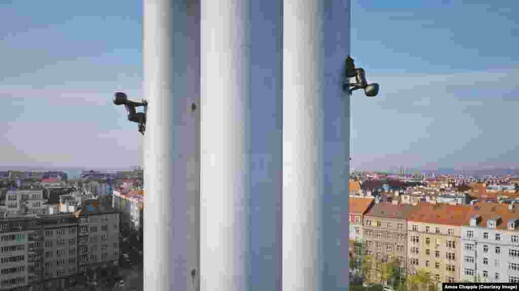 Чорні немовлята немов лазять угору-вниз по Жижковській телевежі, найвищій будові в Празі. Малят довжиною 3,5 метри створив суперечливий сучасний чеський митець Давід Черний. Кожне з немовлят, кілька яких є і в інших частинах Праги, замість обличчя має штрих-код. Ті десять, що на телевежі, зі скловолокна, важать приблизно по 250 кілограмів; на землі стоять бронзові, значно важчі