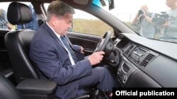 Уладзімер Сямашка ў электрамабілі беларускай вытворчасьці