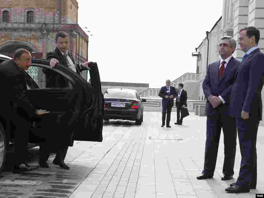 Россия -- Трехсторонняя встреча президентов России, Армении и  Азербайджана в Казани, 24 июня 2011 - Russia -- Trilateral meeting of Russian, Armenian and Azerbaijani presidents in Kazan, 24Jun2011