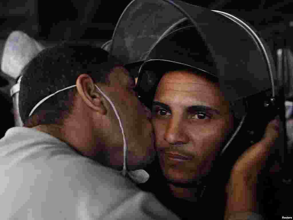 Протестчыларның белән полициянең дуслашу күренеше