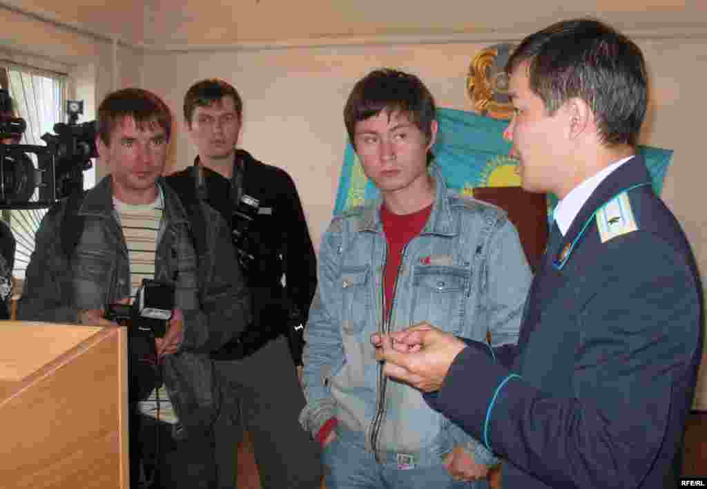 Жовтис ісі бойынша прокурор Алтай Жәнібеков журналистермен сөйлесіп тұр.    - Мемлекеттік айыптаушы Алтай Жәнібеков журналистерге сот мәжілісі кезінде тыныштық сақтау керектігін ескертіп тұр. Бақанас, 2 қыркүйек 2009 жыл. 