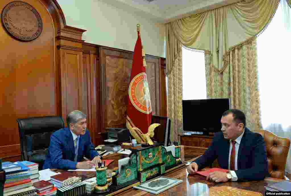 Президент Алмазбек Атамбаев менен Темир Жумакадыров.&nbsp;