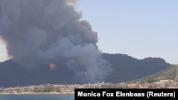 За останнимі даними, щонайменше три людини загинули, понад 100 поранені внаслідок пожеж у Туреччині