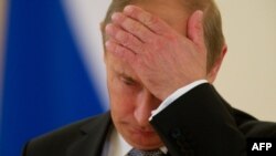 Көнбатыш чикләүләрен яратмаса да, Русия президенты Владимир Путин үзе халык иркен чикләүдән тартынмый