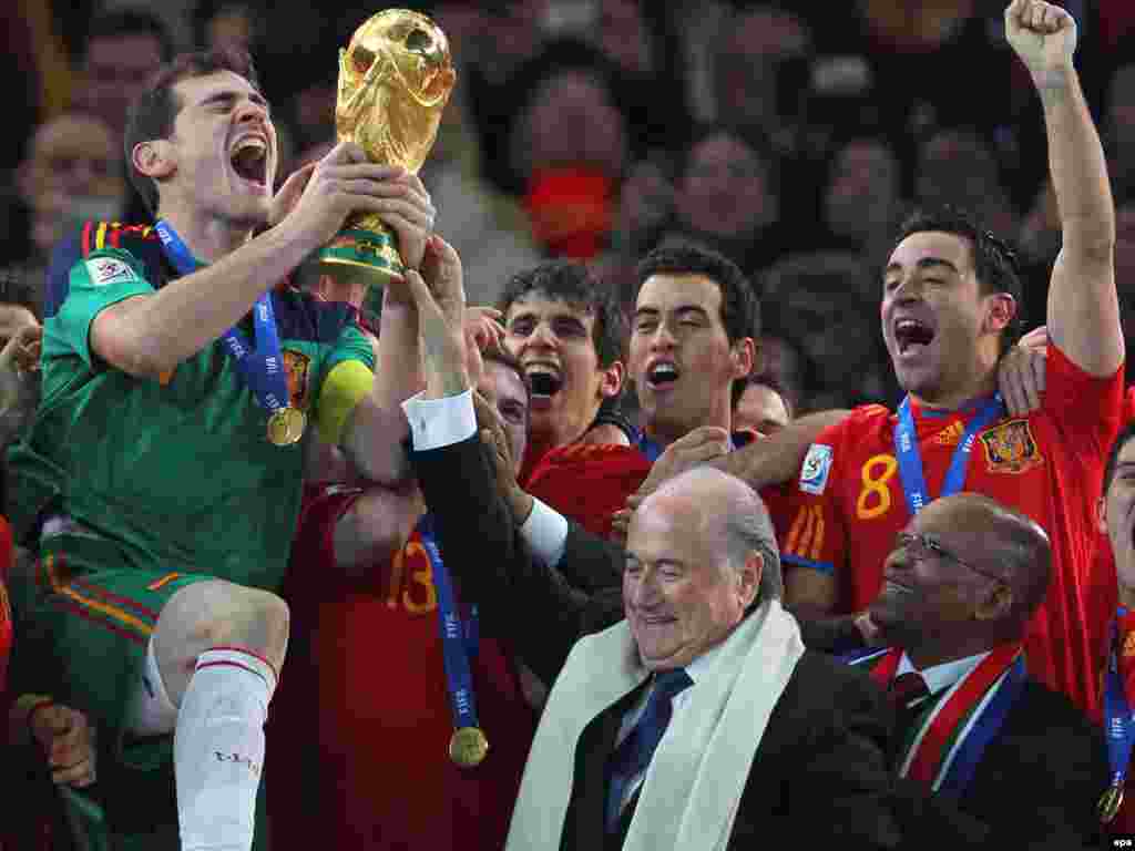 تیم فوتبال اسپانیا با هنرنمایی کاسیاس، دروازه بان خود جام طلایی قهرمانی فوتبال جهان در سال ۲۰۱۰ را به خانه برد