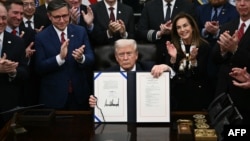 Дональд Трамп в окружении законодателей-республиканцев подписывает закон о возобновлении финансирования государственных служб. 12 ноября 2025 года